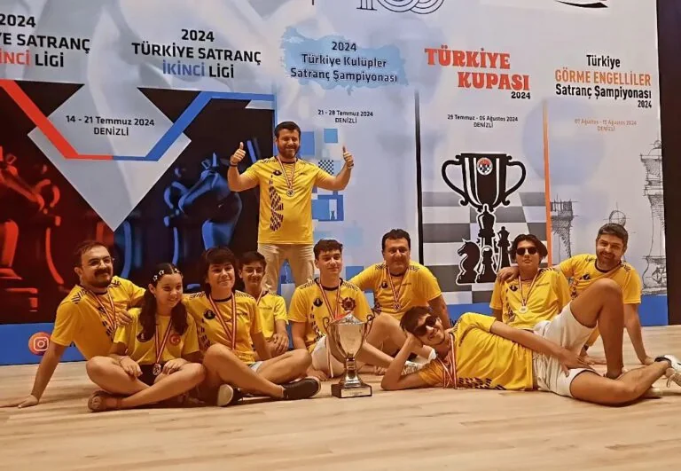 Alper Eren Satranç Spor Kulübü şampiyon takımı