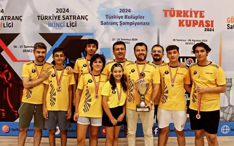 2024 Türkiye Kulüpler Şampiyonu Alper Eren takımı kupasıyla